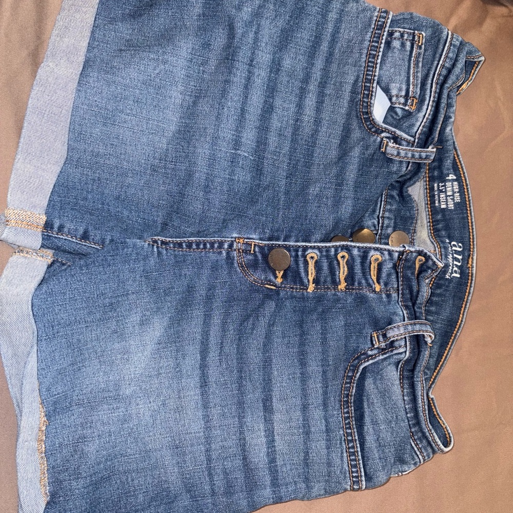 a.n.a High-Rise Denim Short in Faded Blue with Contrast Stitching
